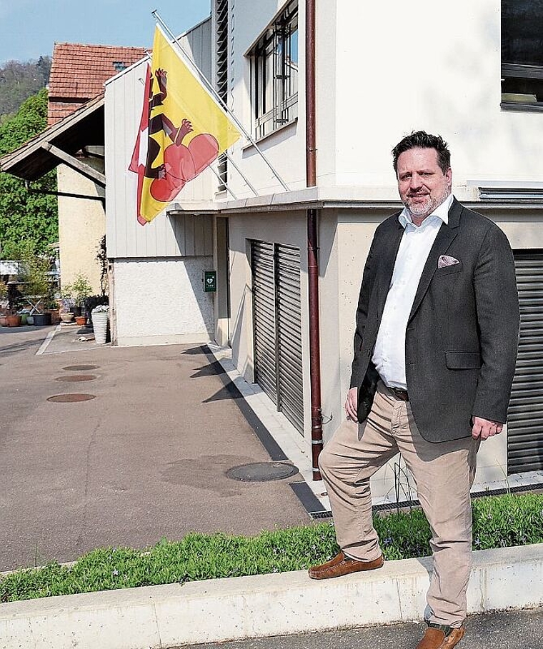 Vor dem Gemeindehaus in Duggingen: Matthias Gysin wird als Gemeinderat nach Strassburg reisen und im Europarat Einsitz nehmen. Foto: Gaby Walther