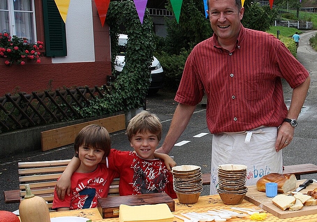 Suppe für einen guten Zweck: (v. r.) Rolf Gerster mit Gian und Tim verkauft Kürbissuppe. Der Erlös wird an die Organisation «Jeder Rappen zählt» gespendet. Fotos: Gaby Walther
