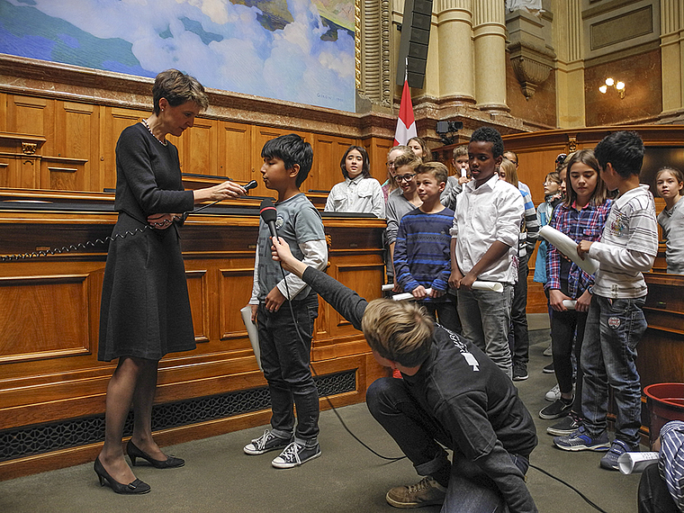 Nimmt sich Zeit für die Kinder: Im Nationalratssaal will Alejandro von Simonetta Sommaruga wissen, ob sie als Bundespräsidentin noch Freizeit habe. Seine Mitschüler und auch die Medien warten gespannt auf die Antwort. Foto: Julia Gohl