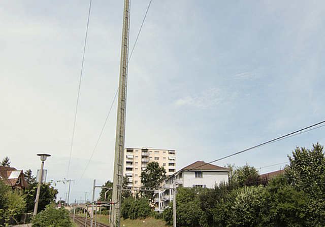 Mast des Anstosses: An der Dammstrasse will die Swisscom eine Natelantenne auf einem SBB-Mast installieren, die Anwohner wehren sich.  Foto: Lukas Hausendorf