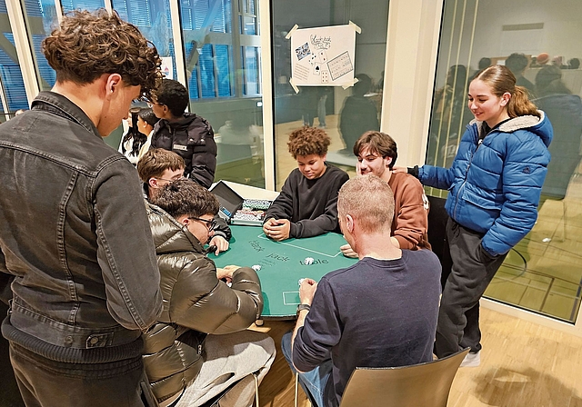 Spieltisch: Anthony Emelife und André Ferreira Tavares (hinten am Tisch sitzend) planten und bauten einen dreibeinigen Blackjack-Tisch. Fotos: Melanie Brêchet