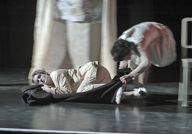 Zwischen Realität und Traum: Madame Marguerite (Céline Oehen) und Marlene (Sabine Schädler), v. l.  Foto: Brunnschweiler