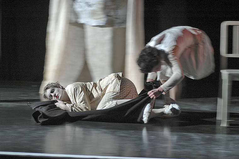 Zwischen Realität und Traum: Madame Marguerite (Céline Oehen) und Marlene (Sabine Schädler), v. l.  Foto: Brunnschweiler