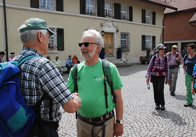 Wandervögel: Hans Scheurer (l.), Organisator des Wandertags, begrüsst Toni Niedermann, den Aargauer Wanderleiter.
