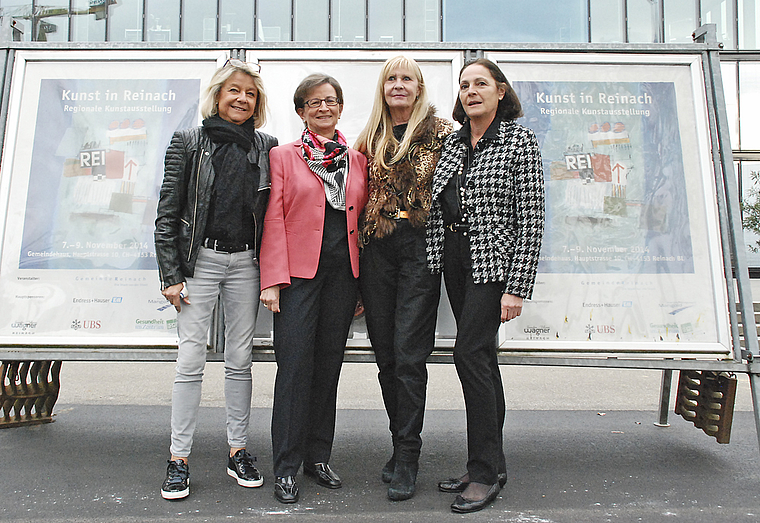 Glauben an eine Zukunft von «Kunst in Reinach»: Irene Endress, Bluette Mangold, Arlette Kaiser und Carmen Küpfer (v. l.) vor dem Gemeindehaus, wo morgen Freitag die Vernissage der diesjährigen Ausgabe stattfindet.  Foto: Thomas Brunnschweiler