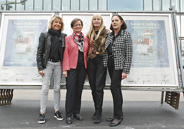 Glauben an eine Zukunft von «Kunst in Reinach»: Irene Endress, Bluette Mangold, Arlette Kaiser und Carmen Küpfer (v. l.) vor dem Gemeindehaus, wo morgen Freitag die Vernissage der diesjährigen Ausgabe stattfindet.  Foto: Thomas Brunnschweiler