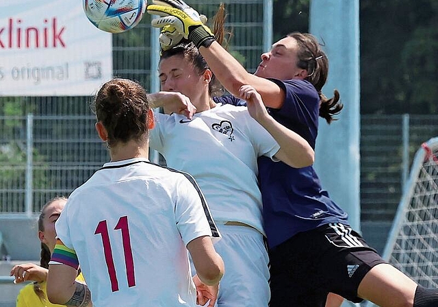 Sport in der Hitze: Die Torhüterin des FC New Stars, Aurora Rigo, zeigt im Spiel vollen Einsatz. Foto: Edgar Hänggi