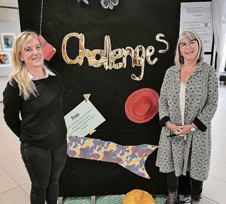 Die treibenden Kräfte hinter der Challenge: Die Lehrerin Angelika Schäfer (l.) und Susanne Krüger vom Schulsozialdienst vor der Stellwand, an der die verschiedenen Challenges aufgeführt sind. Foto: Melanie Brêchet