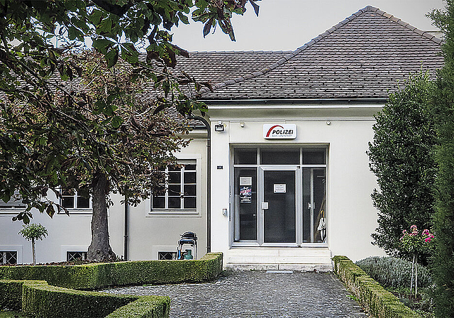 Anlaufstelle soll verschwinden: Der Posten der Kantonspolizei in Arlesheim. Foto: Edmondo Savoldelli