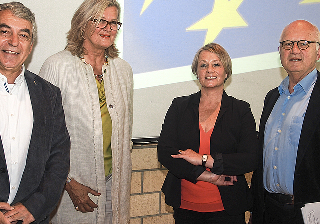 Diskutierten über die Position der Schweiz und der jungen Schweizer in Europa (v. l.): Konrektor Reinhard Straumann, Österreichs Botschafterin Ursula Plassnik, Nationalrätin Elisabeth Schneider-Schneiter und der Historiker Georg Kreis.   Foto: Bor