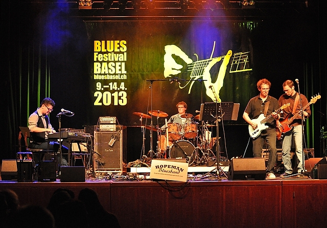 Bespielen die Bühne vor der Schreinerei Wenger: Die Hopeman Bluesband aus Lörrach.  Foto: ZVG