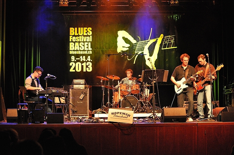 Bespielen die Bühne vor der Schreinerei Wenger: Die Hopeman Bluesband aus Lörrach.  Foto: ZVG