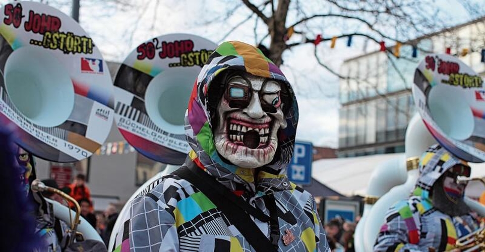 Seit über 50 Jahren an der Fasnacht dabei: Die auffällig gekleidete Guggenmusik Büchel-grübler ist aus Zunzgen angereist. Foto: Jeannette Weingartner
