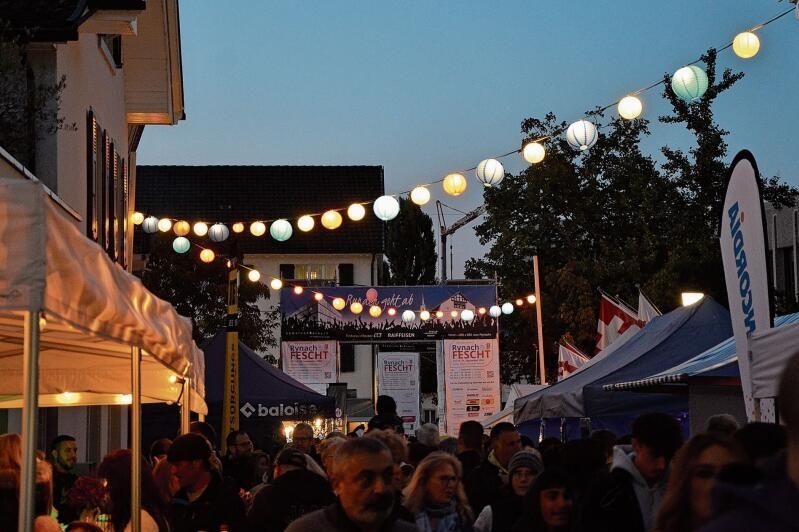 Lauschige Dekoration, ausgelassene Stimmung: Die Festmeile war am Samstagabend so voll, dass ein Durchkommen teilweise schwierig war. Foto: Fabia Maieroni