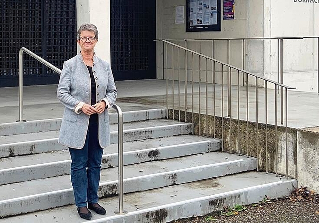 Höchste Reformierte: Trotz ihres Amtes ist Evelyn Borer eng mit der Kirche in Dornach verbunden. Foto: Caspar Reimer