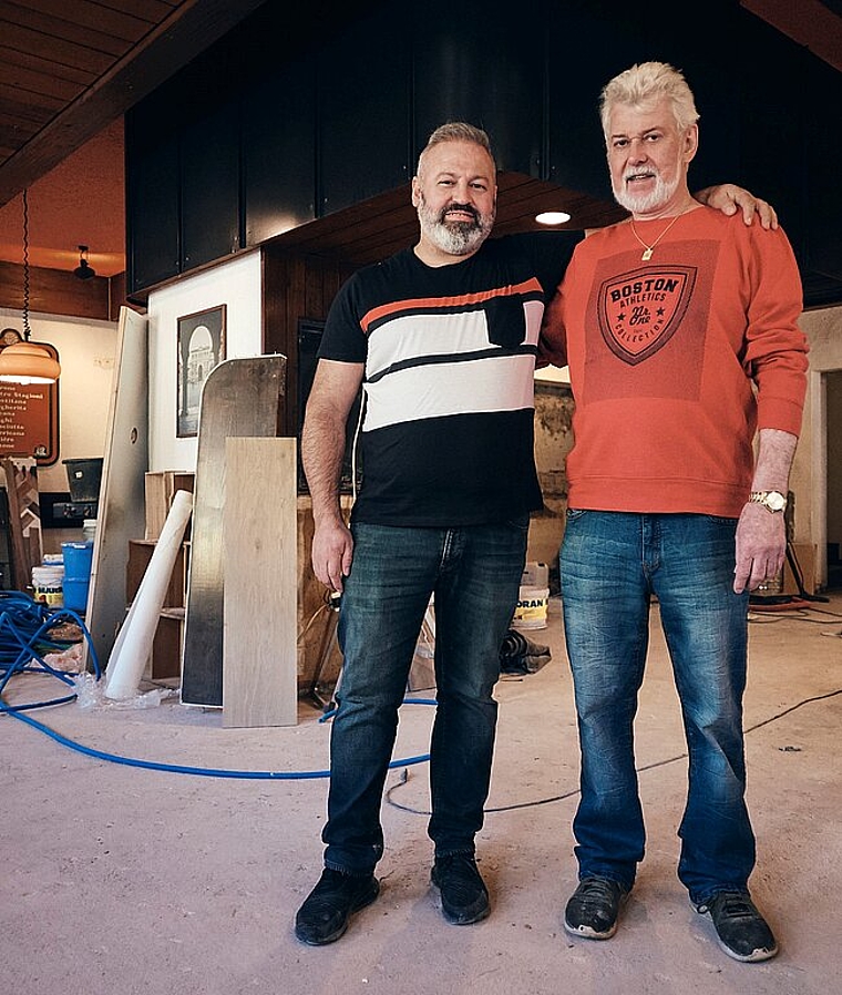 <em>In der Pizzeria Krone: </em>Marcel Bättig (rechts) übergibt das Restaurant Krone an seinen Nachfolger Zülfikar Suna. Foto: Roland Schmid (