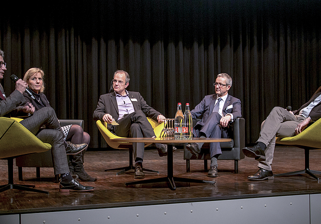 Kompetent besetztes Podium: (v. l.) Andreas Hänggi, CEO Apaco, Brigit Wyss, Regierungsrätin Kanton Solothurn, Moderator Isidor Huber, Thomas Weber, Regierungsrat Basel-Landschaft, und Patrik Doppler, Mitinhaber Doppler+Saner.  Foto: Martin Staub