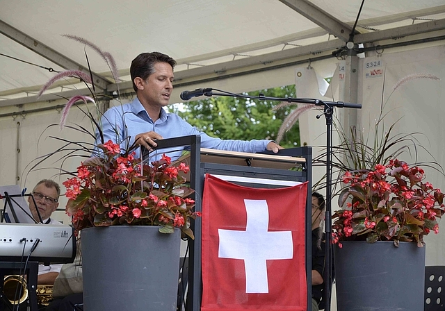 Mauern einreissen statt neue bauen: Gemeinderat Pascal Leumann hielt trotz Feuerwerksverbot eine flammende Rede.
