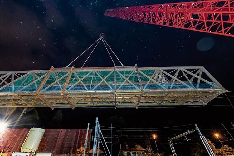 Nur so hoch wie nötig: Wenige Meter über dem Boden und rund 25 Meter über der Birs schwebt die Brücke nahezu deckungsgleich zum Bahntrassee in Richtung Delsberg.Fotos: Kenneth Nars