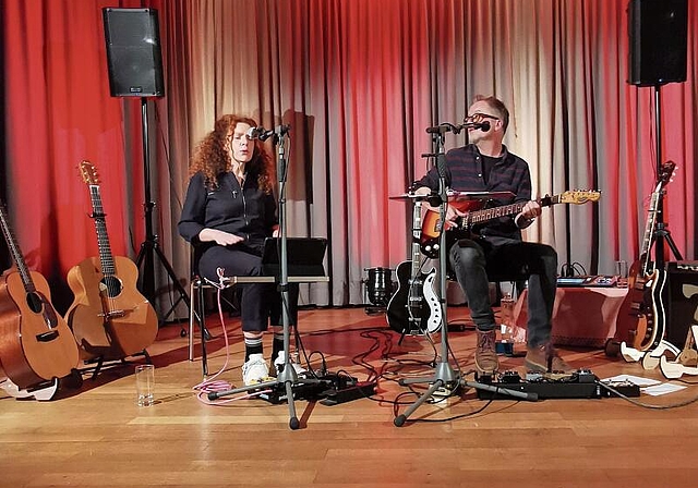 Harmonierten auf der Bühne perfekt: Shirley Grimes und Hank Shizzoe unterhielte das Publikum in Breitenbach nicht nur mit Musik, sondern auch mit ihren Geschichten aus vergangenen Zeiten. Foto: Melanie Brêchet