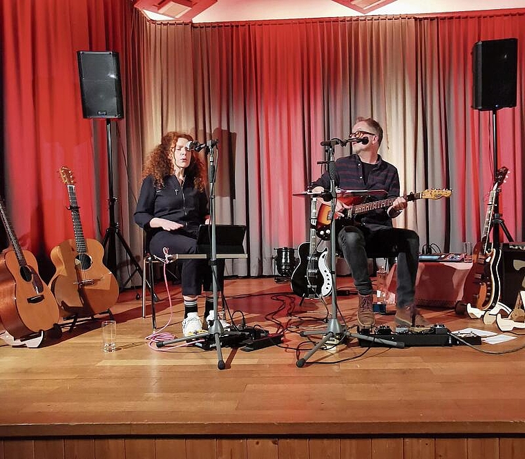 Harmonierten auf der Bühne perfekt: Shirley Grimes und Hank Shizzoe unterhielte das Publikum in Breitenbach nicht nur mit Musik, sondern auch mit ihren Geschichten aus vergangenen Zeiten. Foto: Melanie Brêchet