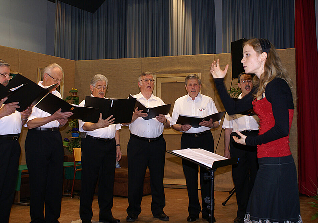 Takt:  Daniela Niedhammer dirigiert den Männerchor Nuglar-St. Pantaleon.   Foto: Jürg Jeanloz