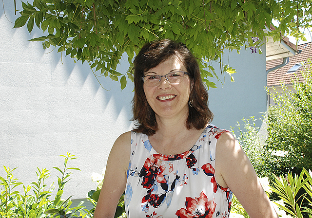 Kann in ihrem Garten entspannen: Doris Vögeli, neue Präsidentin des Gesamtschulrates Reinach und BDP-Mitglied.  Foto: Thomas Brunnschweiler