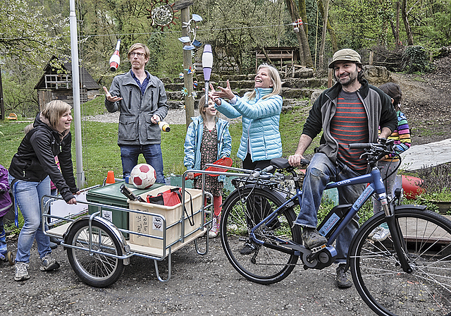 Gross und Klein freut sich über das neue Gefährt:  Jonglierend Philippe Anex und Regine Knauer; David Brönnimann mit dem neuen Gefährt.  Foto: Isabelle Hitz