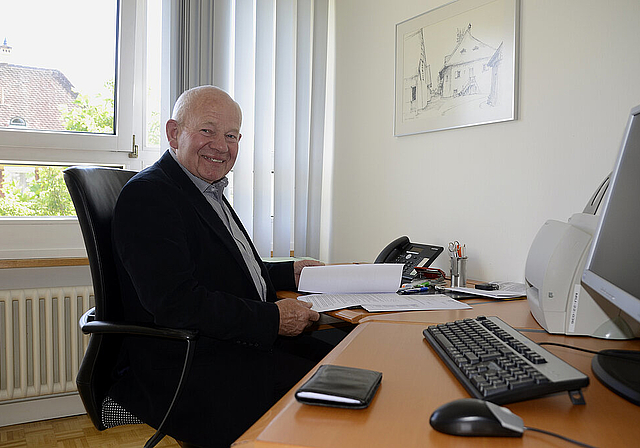 Der Gemeindepräsident sagt Adieu: Walter Banga an seinem präsidialen Pult in der Gemeindeverwaltung.  Foto: Heiner Leuthardt