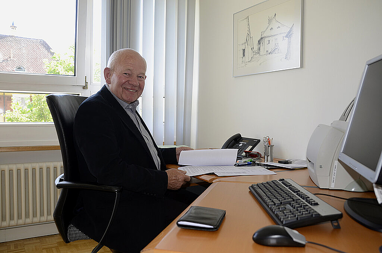 Der Gemeindepräsident sagt Adieu: Walter Banga an seinem präsidialen Pult in der Gemeindeverwaltung.  Foto: Heiner Leuthardt