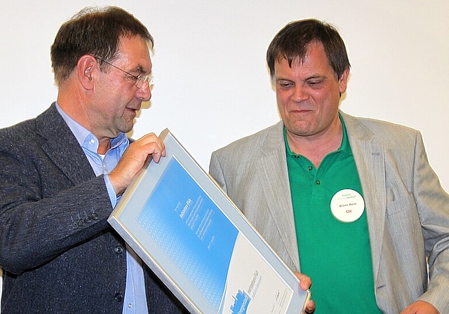 Lohn für harte Arbeit: Richard Gschwind (l.) und Bruno Benz nehmen das Zertifikat Energiestadt entgegen. Fotos: Gini Minonzio
