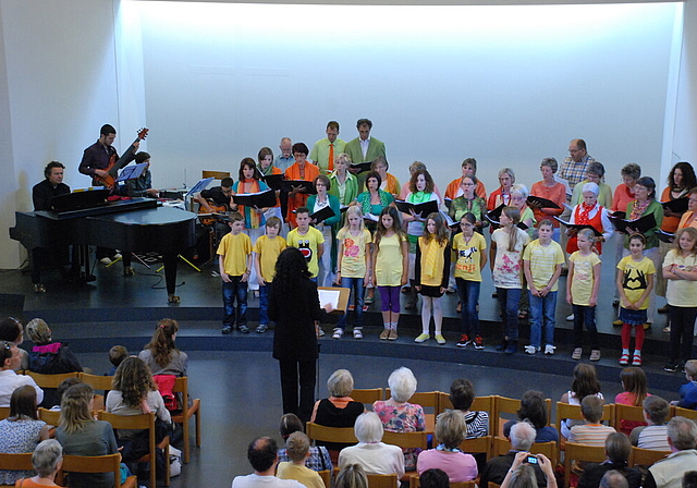 Die Bibel einmal modern: Der Neue Chor und der Kinderchor Aesch singen das Rockoratorium «Eversmiling Liberty». Foto: Thomas Brunnschweiler