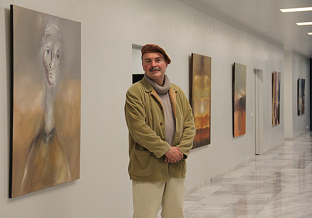 Pastose Ölmalerei: Der in Dornach lebende Künstler Sascha Dejanovic im Gemeindezentrum Reinach.  Foto: Tobias Gfeller