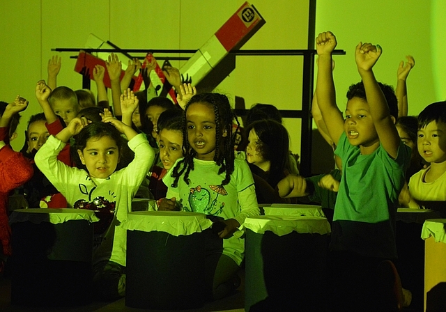 Im Baustellenwunderland gibt es viel zu entdecken: Schüler des Schulhauses Lange Heid proben ein Varieté, das sich rund um den Neubau dreht und am Samstagnachmittag in der Aula zweimal aufgeführt wird.  Foto: Isabelle Hitz