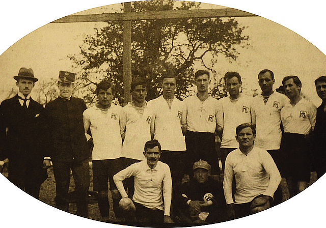 Foto aus der Entstehungszeit: Dieses Bild von 1922 ist eines der ersten und wenigen, die von den Anfängen des FC Münchenstein existieren. Die Namen der Abgebildeten sind nicht bekannt. Foto: zVg/FCM