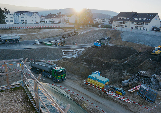 Blick in die Grube des «Alten Werkhofs»: Die Deponiesanierung verläuft zeitlich nach Plan trotz eines schwerer belasteten Arealteils im südlichen Bereich.  Foto: Heiner Leuthardt