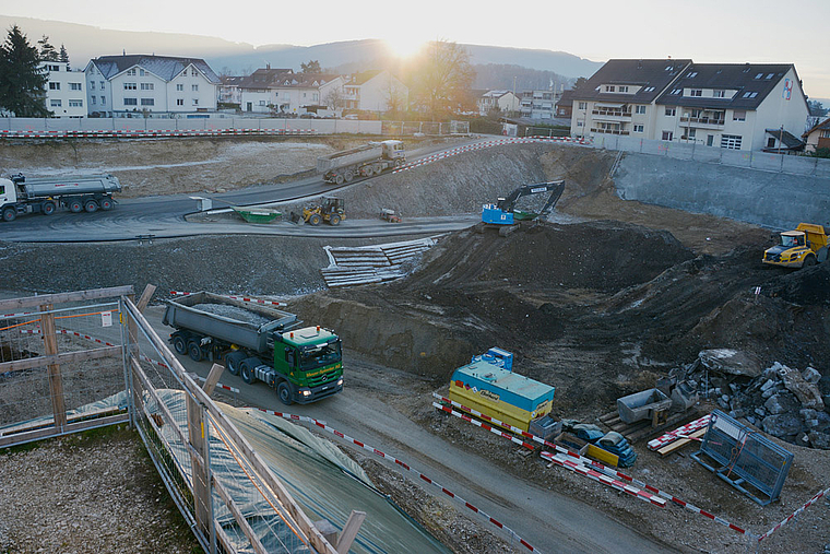 Blick in die Grube des «Alten Werkhofs»: Die Deponiesanierung verläuft zeitlich nach Plan trotz eines schwerer belasteten Arealteils im südlichen Bereich.  Foto: Heiner Leuthardt