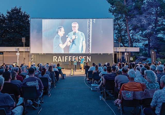 Highlight für Cineasten und Familien: Alex Strohm (auf der Leinwand rechts) organisiert die Reinacher Filmtage seit vielen Jahren gemeinsam mit seinem Team. Foto: zvg
