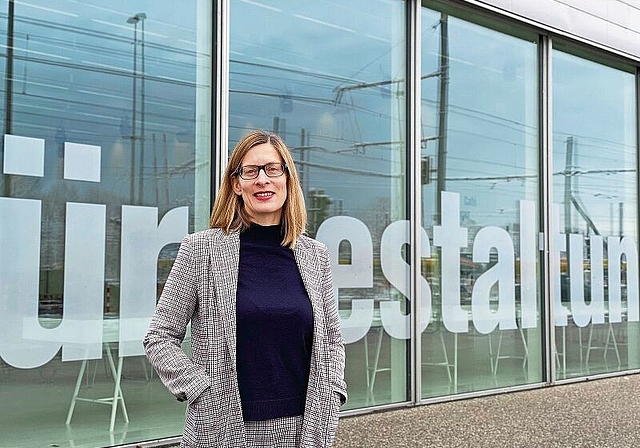 Campus der Künste: Die neue Direktorin Prof. Dr. Claudia Perren vor der Hochschule für Gestaltung und Kunst FHNW auf dem Dreispitzareal Münchenstein. Foto: Marianne Vetter