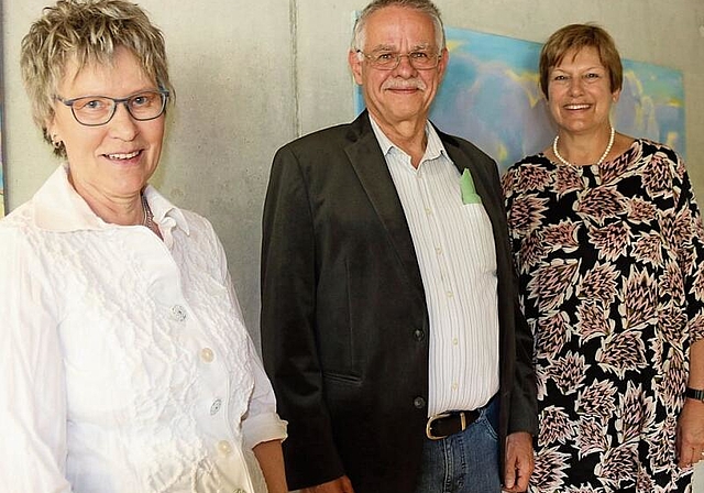 Zufriedene Gesichter zum Jubiläum: (v.l.) Esther Dätwyler, Wohnungsmieterin seit Beginn, Werner Hartung, Präsident Wohnbaugenossenschaft Lingenberg, Liliane Scherrer, Aktuarin. Foto: Benildis Bentolila