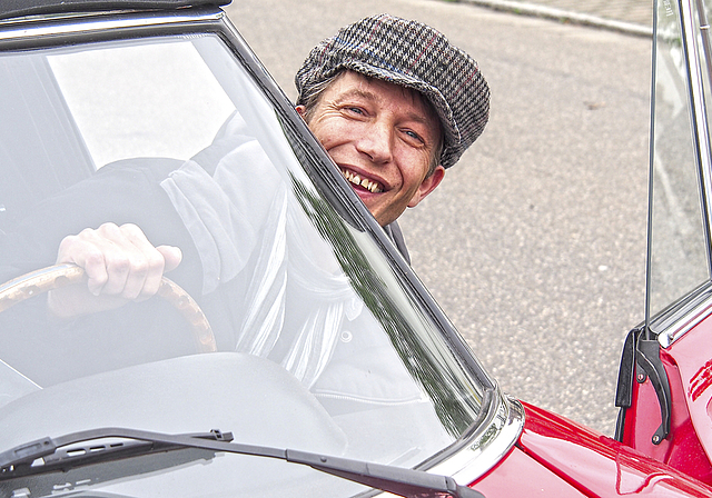 Freude an alten Fahrzeugen: OK-Präsident Lukas Klein hat seinen Alfa Romeo seit seinem 18. Lebensjahr.  Foto: Caspar Reimer