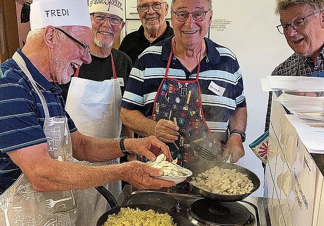 Gewusst wie: Das Zubereiten einer Rösti will gelernt sein – dabei kommt auch der Spass nicht zu kurz. Foto: zvg