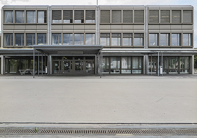 Anrennen gegen eine Wand: So fühlen sich Teile der Elternschaft, welche das Gespräch mit Schulleitung und Schulrat suchen.  Foto: Edmondo Savoldelli