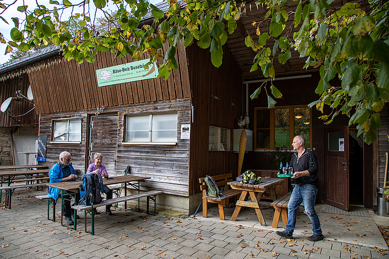 Der Wirt serviert: Urs Wehrli bedient seine Gäste auch selbst, wenn er nicht gerade am Grill steht. Foto: Martin Staub