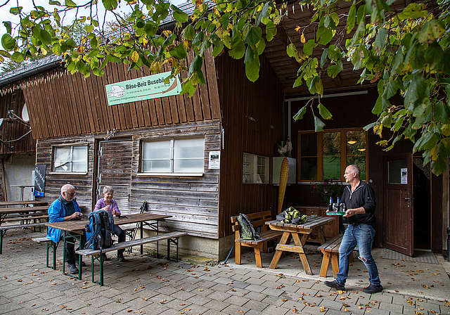 Der Wirt serviert: Urs Wehrli bedient seine Gäste auch selbst, wenn er nicht gerade am Grill steht. Foto: Martin Staub