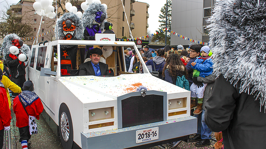 In der Stretch-Limousine: 10 Jahre Deluxe.