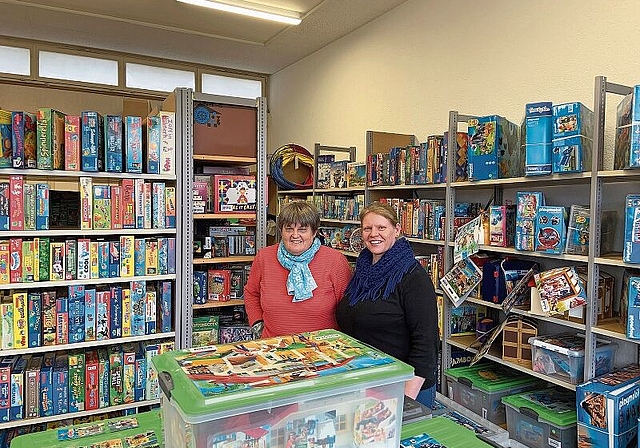 Inmitten von 1000 Spielsachen: Yvonne Hänni (l.) und Jennifer Ensner haben die Auf- und Übersicht. Foto: Caspar Reimer
