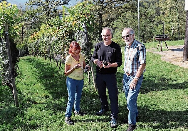 Schönes Plätzchen: Dorothée Jermann, Agostino Spano und Franz Jermann im Rebberg zum Chattel. Foto: Gaby Walther