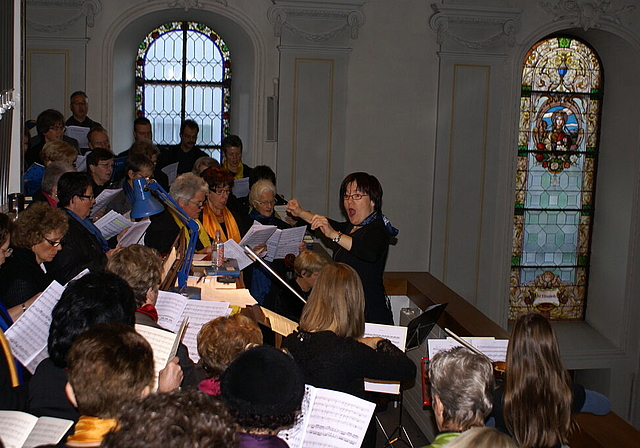 Dicht gedrängt auf der Empore der St.Remigius Kirche Metzerlen: Dirigentin Carmen Stark-Saner leitet die Kleine Orgelmesse von Joseph Haydn.   Foto: Jürg Jeanloz