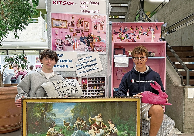 Umgeben von Kitsch: Linus Saner und Fabio Häner hoffen, dass ganz viele Leute vorbeikommen und ihre kitschigen Objekte zur Verfügung stellen und so zu einer spannenden Ausstellung beitragen. Foto: Gaby Walther